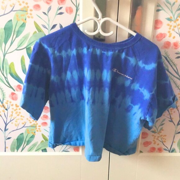 🌀 Champion Blue Tie-Dye Crop Tee – Size L (Loose Fit) | Streetwear Essential - Picture 3 of 5